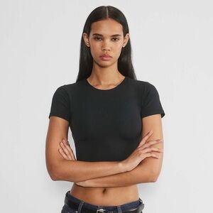 Aritzia Babaton Original Contour Crew Cropped T-shirt- Black- small